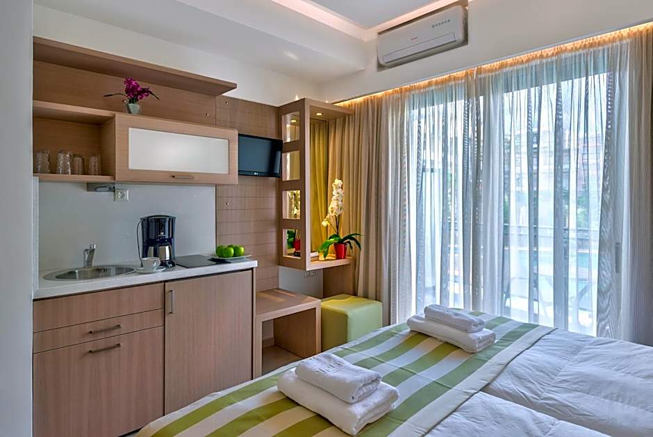 Leonidas Hotel & Apartments