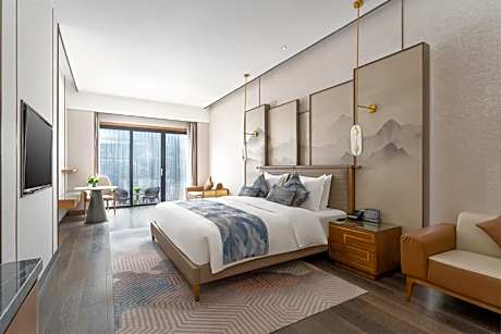 1 King Standard With Bath And Courtyard