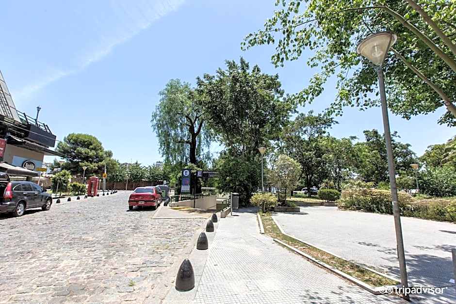 Recoleta Plaza by Ayres
