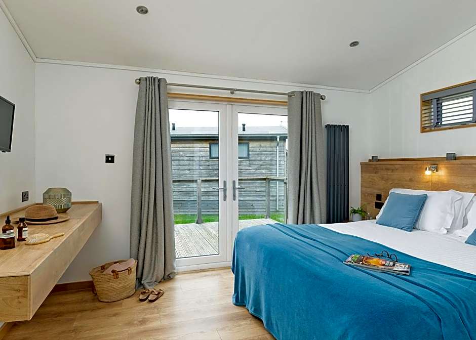 Cherry Bird Lodge Escape