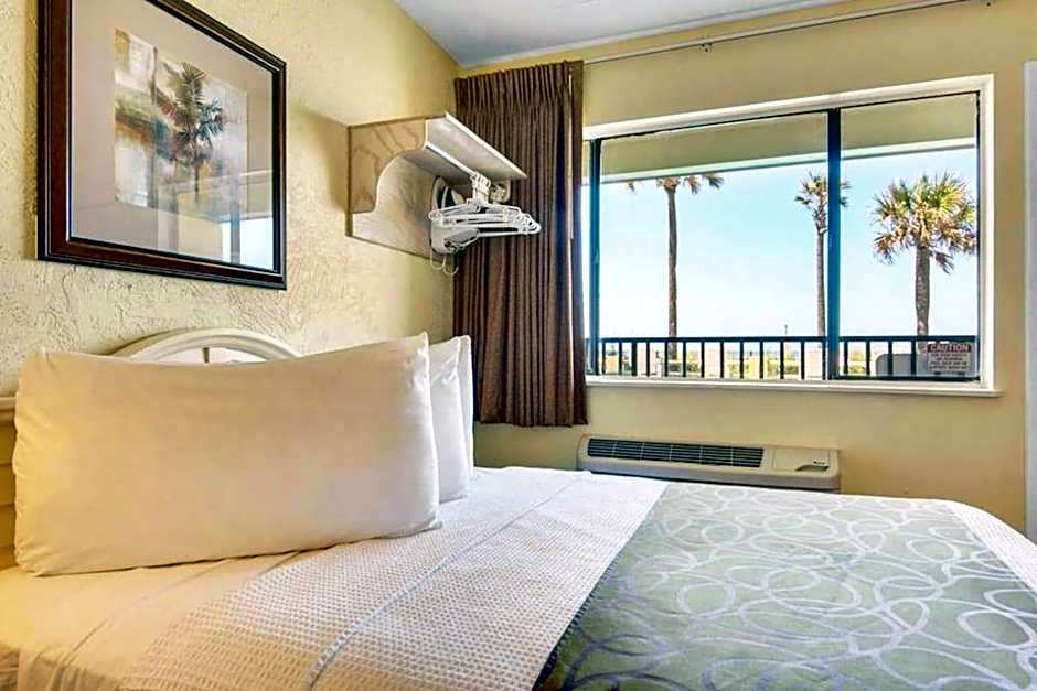 Ramada by Wyndham Panama City Beach / Beachfront