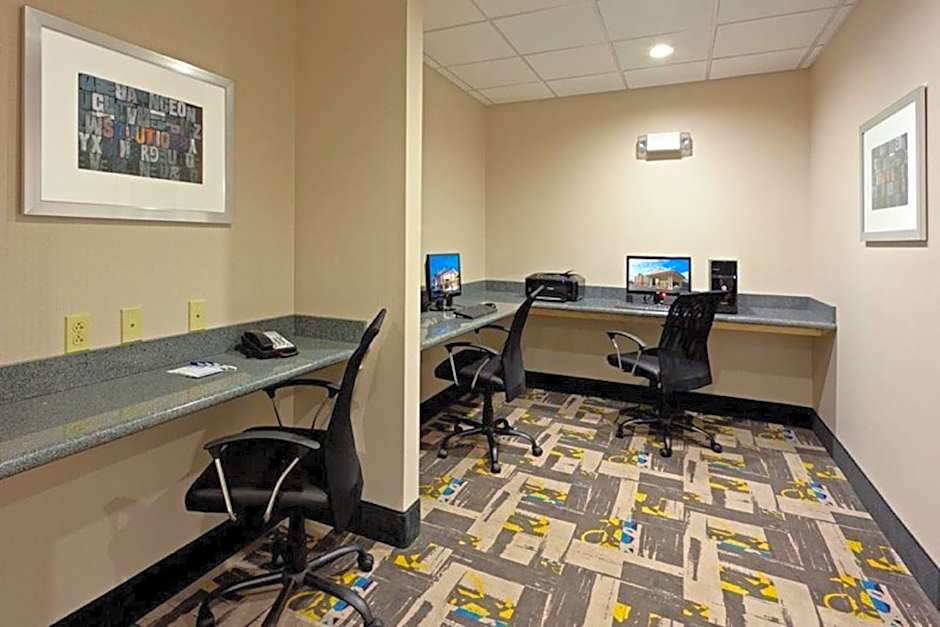 Holiday Inn Express and Suites Batavia By IHG