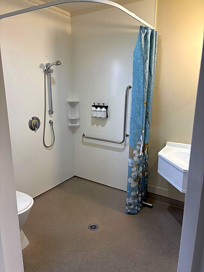Commodore Court Motel