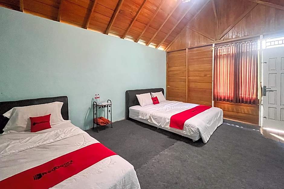 RedDoorz @ Villa Waterfun Favour Pagar Alam