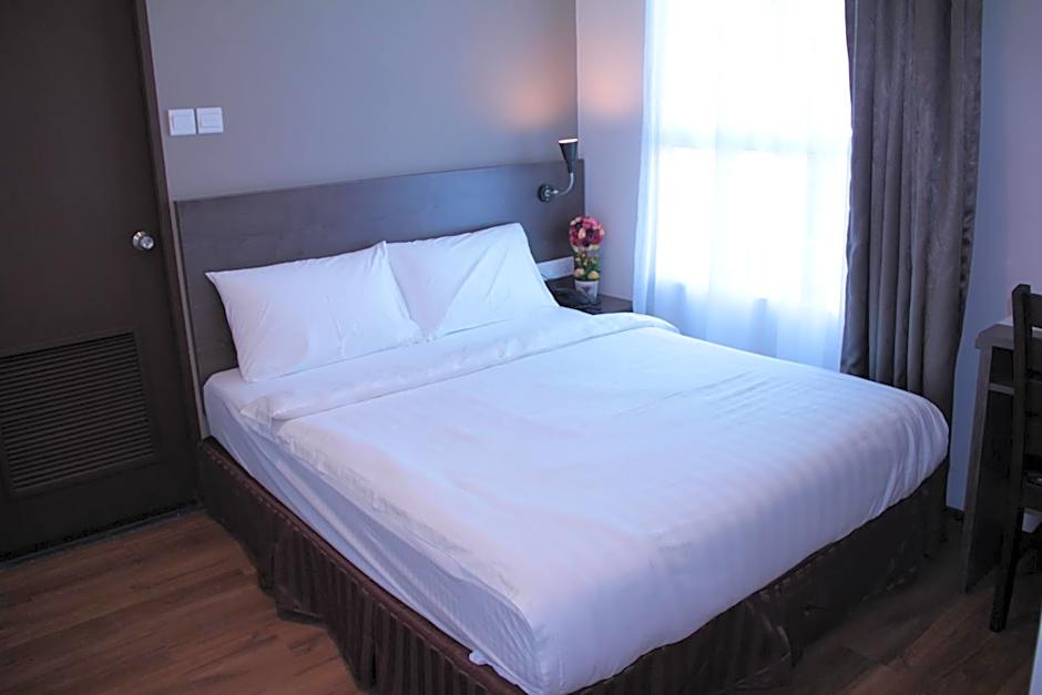 Photo 1 of 6 of Deluxe Queen Room