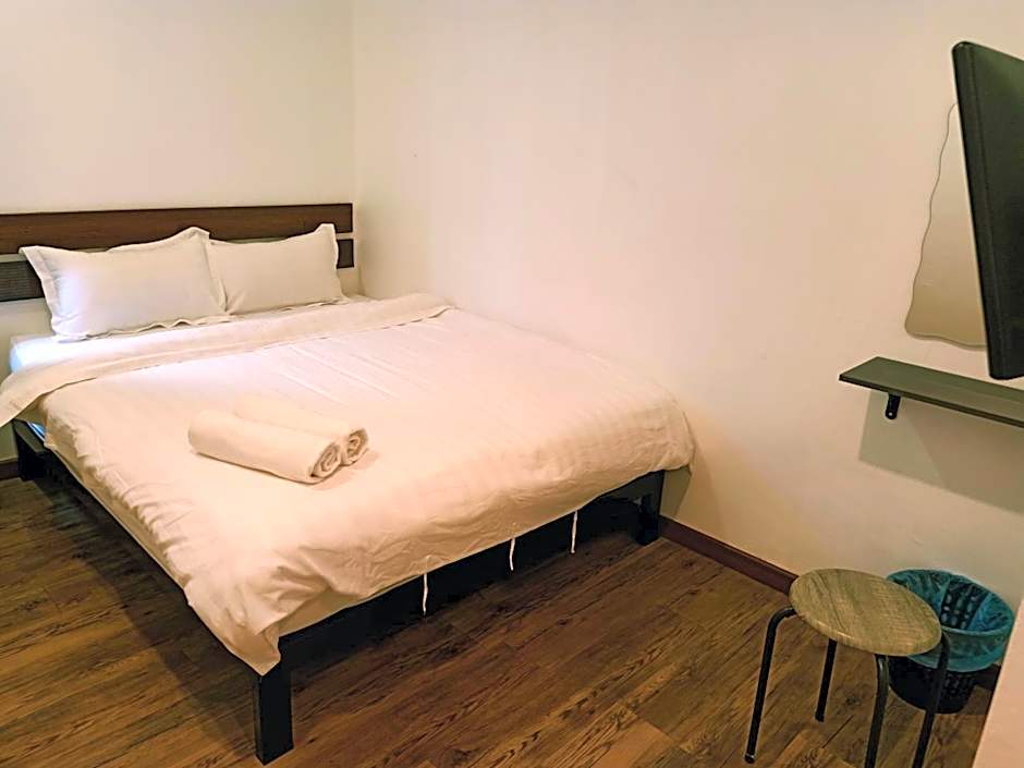 Cozy Riverside Hotel