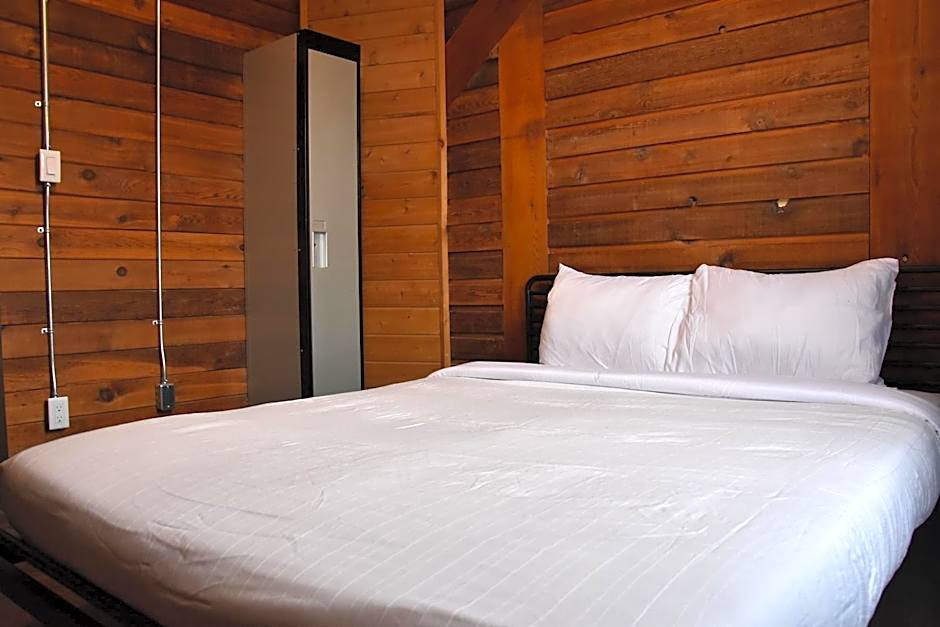 PARTY HOSTEL - The Canmore Hotel Hostel