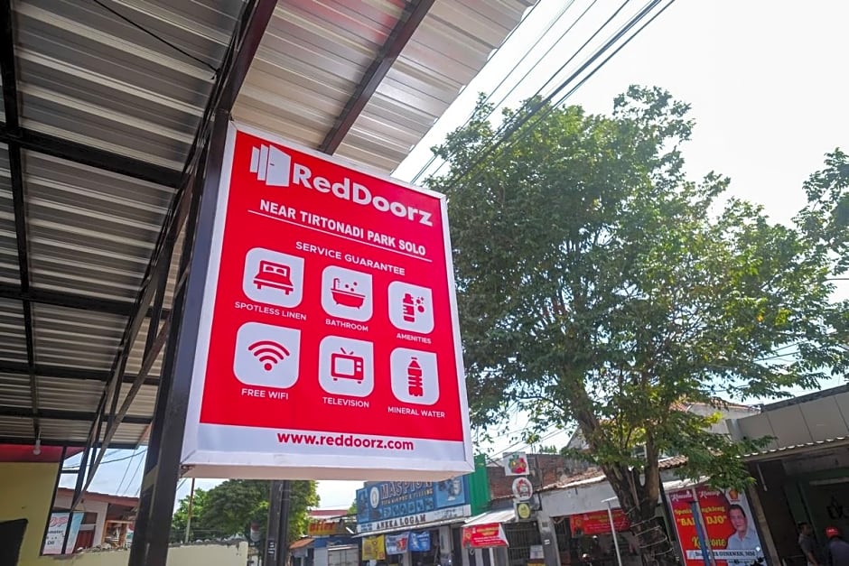 RedDoorz near Tirtonadi Park Solo