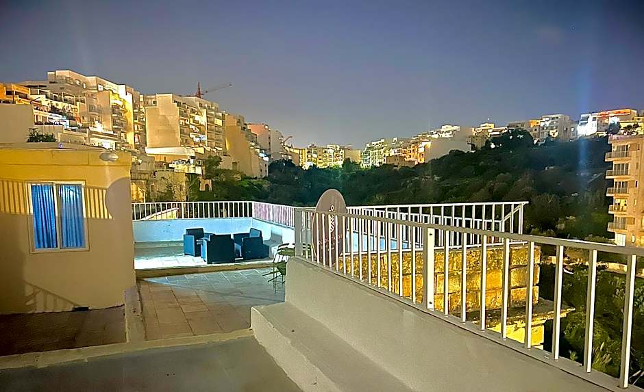 Follow the Sun Boutique Hostel - Pool, Breakfast & Sea Views
