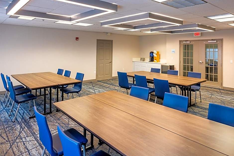 Holiday Inn Express and Suites Wichita Airport By IHG