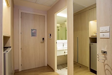 Standard Plus 2 Single Beds