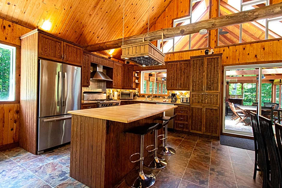 Riverside Stay with Pool Table, Open Air Patio, BBQ