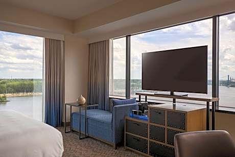 River View Corner King, Larger Guest room, 1 King, River view, Corner room, Away from elevator