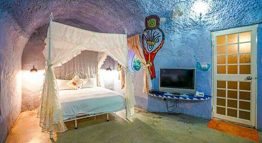 HI-BI Outer Space House BnB