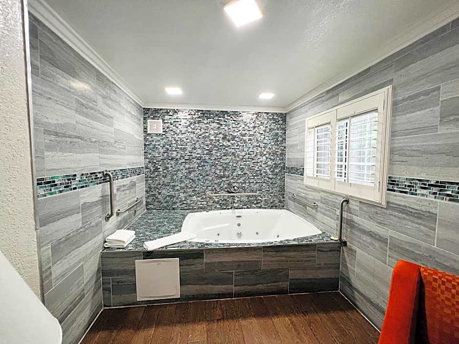 Casa Blanca Hotel & Suites Orange SR-55 Freeway, Near Honda Center, Chapman University, Disneyland