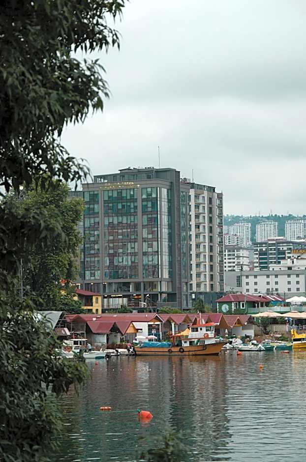 Marina Green Suite & Residence