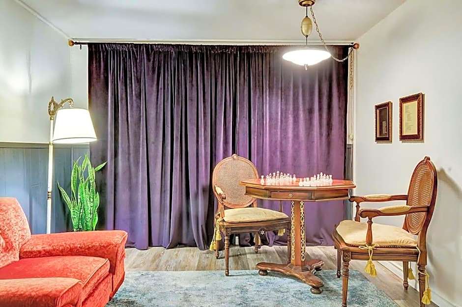 Retro vibe w hot tub piano lounge and vinyls