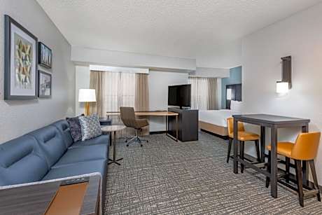 Queen Studio with City View and Adapted Tub - Mobility Accessible