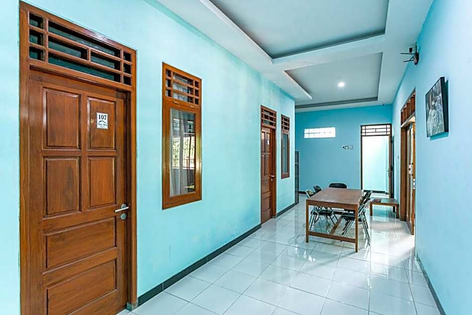 RedDoorz near Puro Mangkunegaran