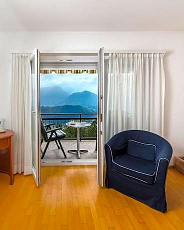 Triple Room with Lake View