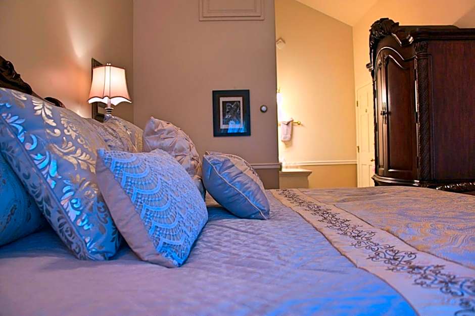 Photo 1 of 4 of Deluxe 1 King Bed