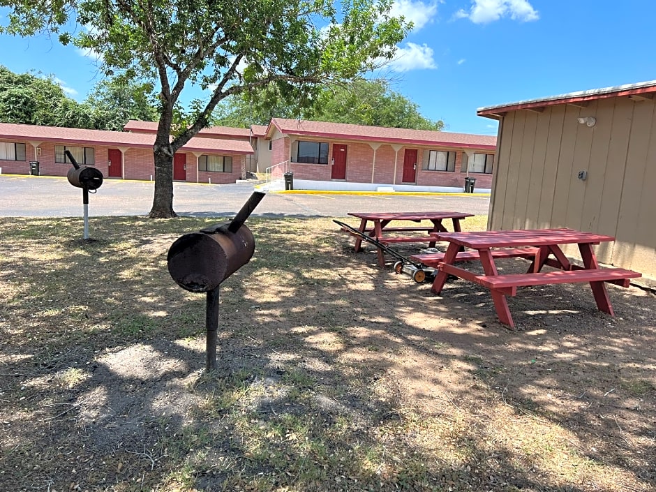 OYO Hotel Beeville -US 181