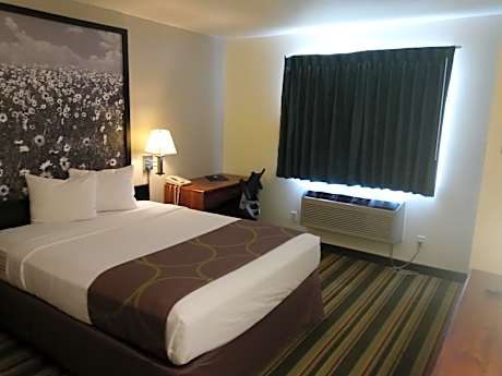 Queen Room - Mobility Access/Non-Smoking