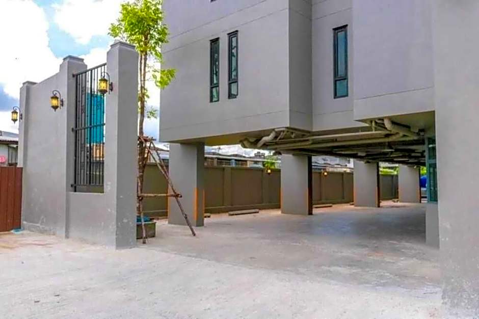 RQ Bangkok Sukhumvit 107 by Collection O