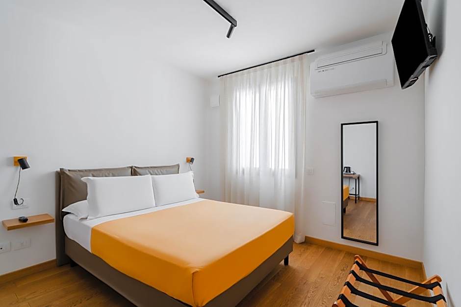 Glass House - Smart Rooms & Parking