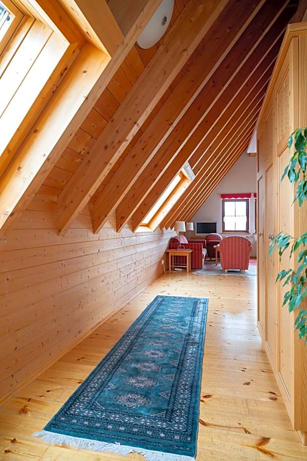 Ferienanlage Zum Silberstollen 2 Häuser am Berg Polderhof und Weißeritzhütte