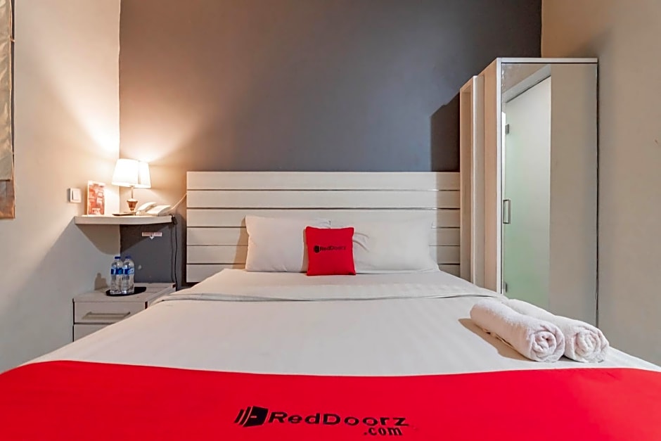 RedDoorz Plus near Asia Afrika 3