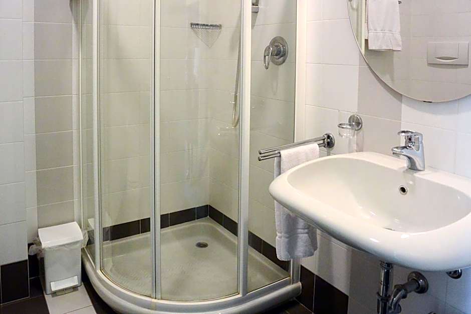 Vista Hotel & Residence