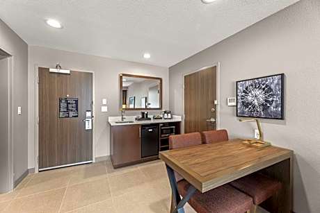 Two-Room Queen Suite with Two Queen Beds - Hearing Access