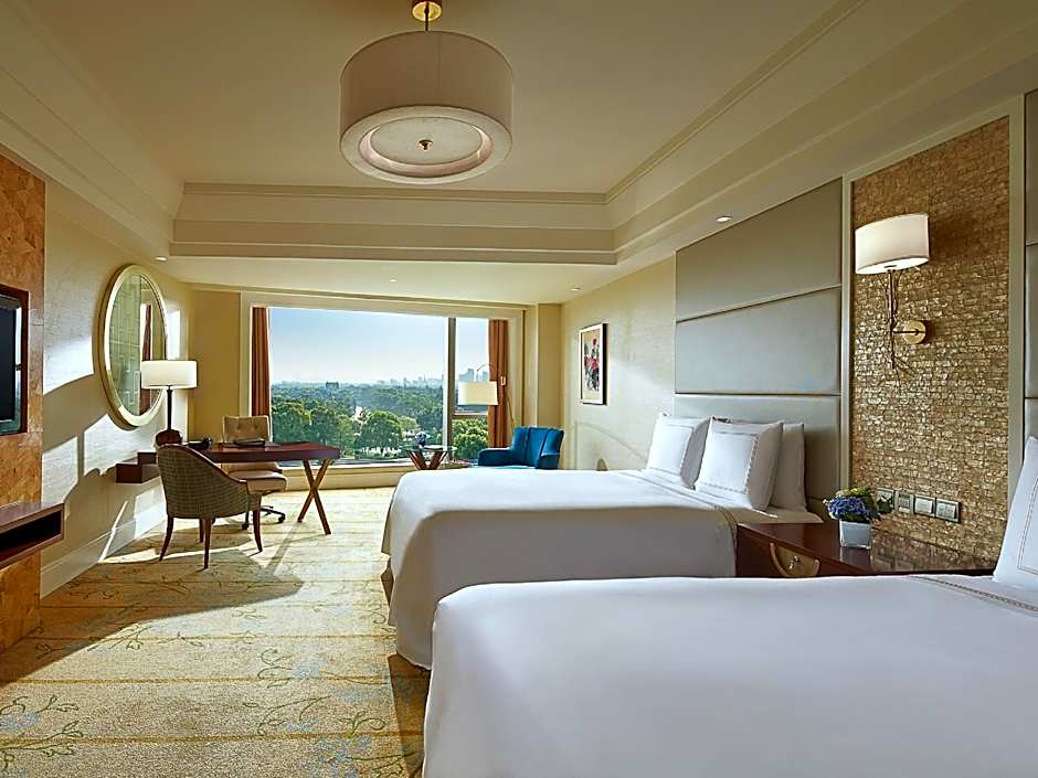 Photo 1 of 13 of Gold 1 Queen Bed, Park View