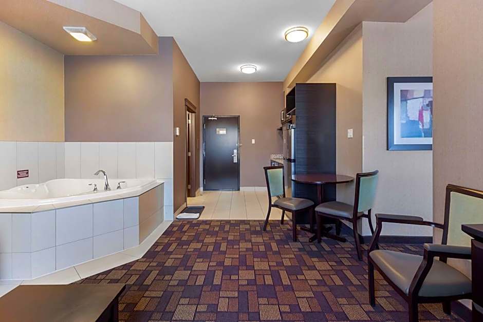 Photo 1 of 5 of 1 King Bed with Sofabed Suite, Bathtub