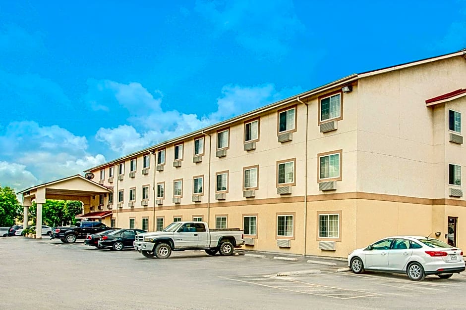 Super 8 by Wyndham San Antonio/Fiesta