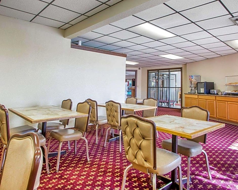 Econo Lodge Inn & Suites Stevens Point