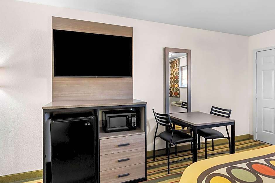 Super 8 by Wyndham Pleasanton