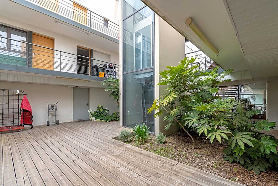 Le petit patio fleuri
