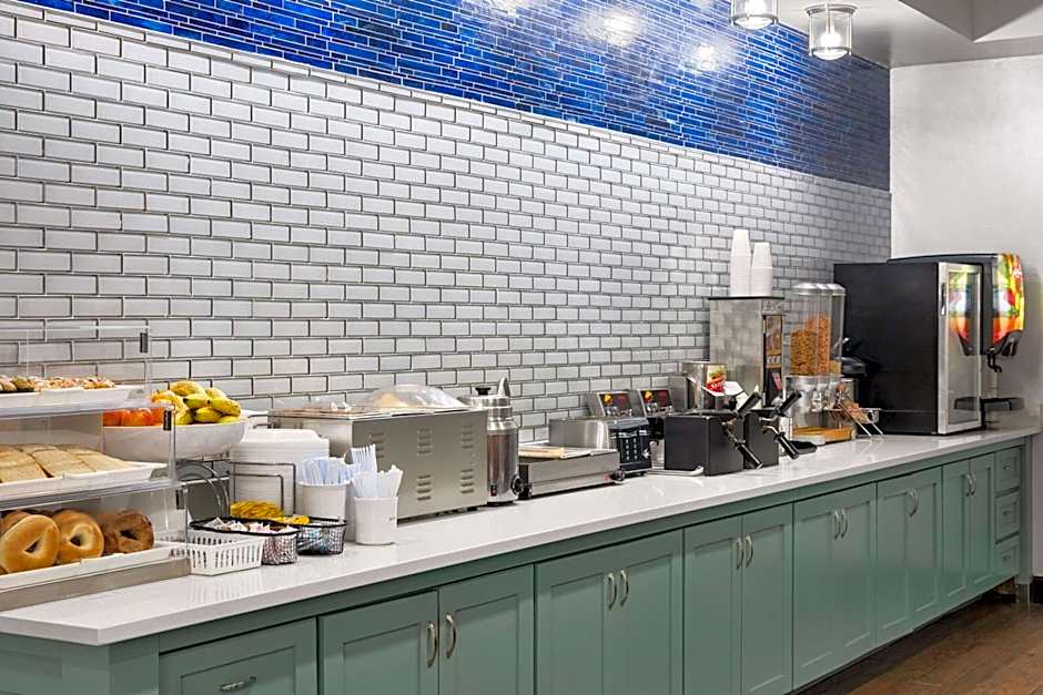 La Quinta Inn & Suites by Wyndham Denton - University Drive