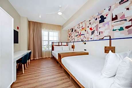 1 King 2 Queen Bed - 2 Bdrm Suite W/ Balcony