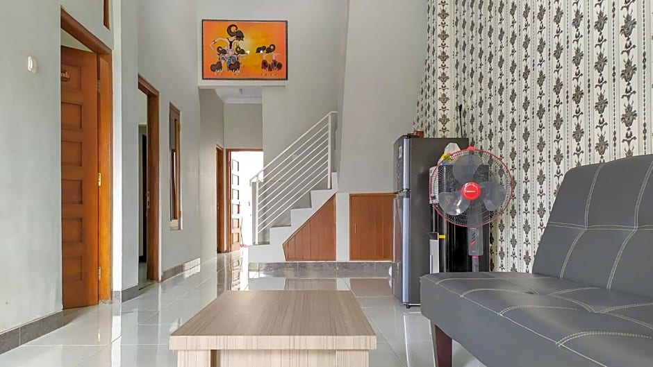 Omah Leren Mitra RedDoorz near Gembiraloka Zoo Yogyakarta