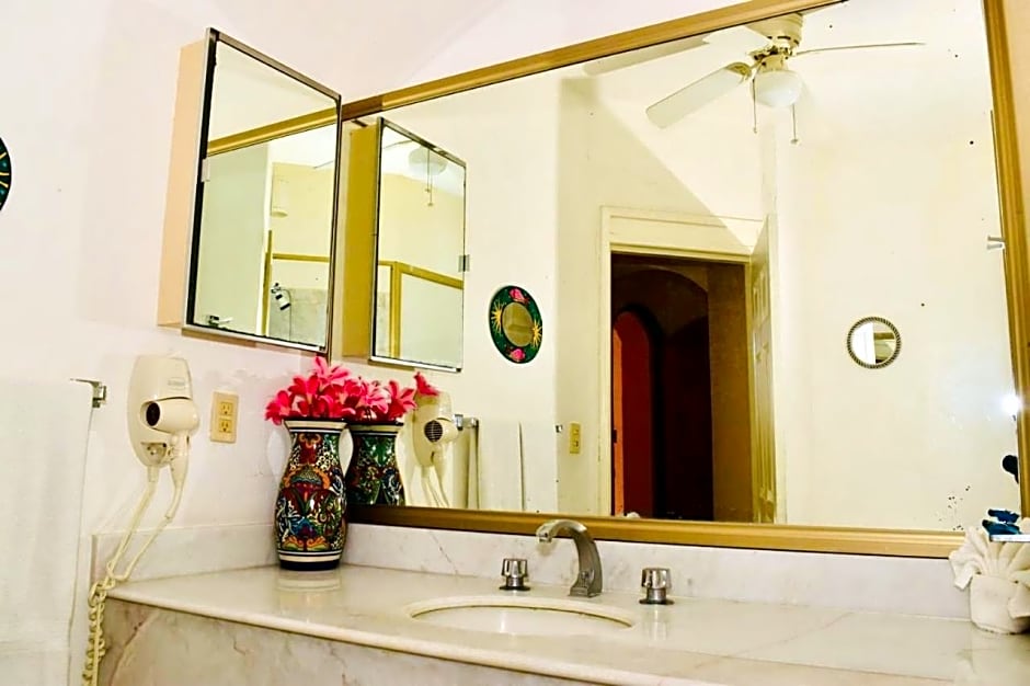 VILLA PARA 8p 6A 2M dentro del HOTEL a un costado del Krystal IXTAPA cuenta con playa y WIFI