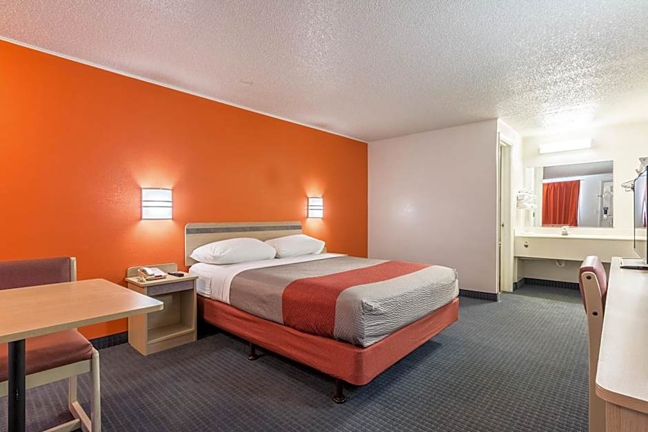 Travelodge by Wyndham Lansing