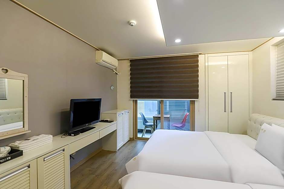 Ean Residence