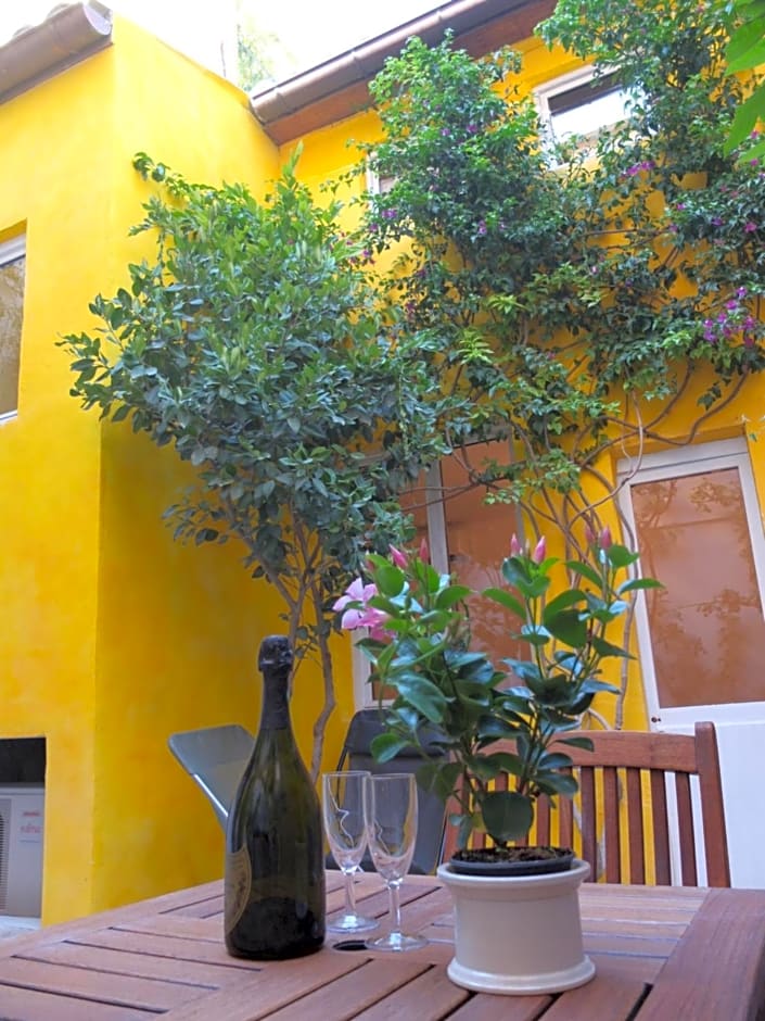 La Maison Jaune – Sete, FL