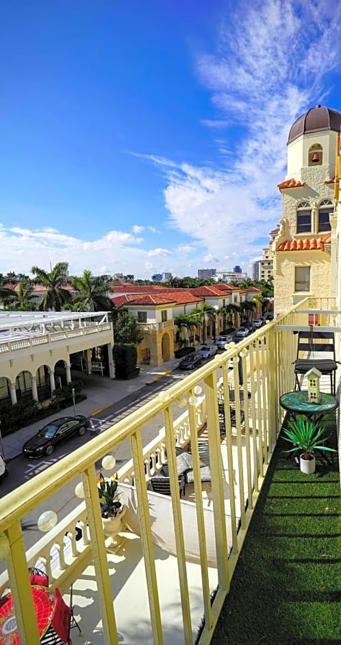 Palm Beach Historic Hotel with Juliette Balconies! 2 blocks from beach!