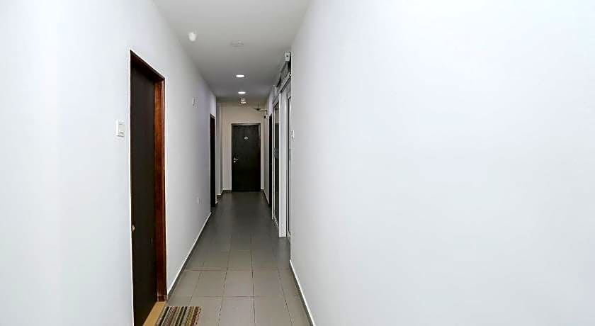 OYO 89915 EAST MOUNT HOTEL