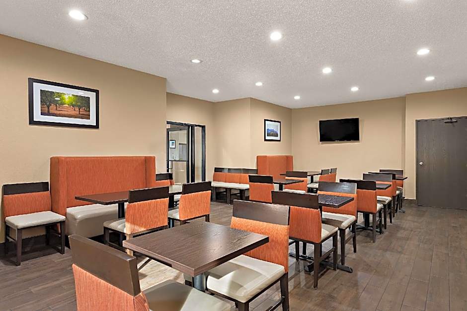 Comfort Suites   University