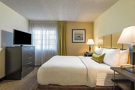 One-Bedroom Queen Room with Mobility Accessible Tub - Non-Smoking